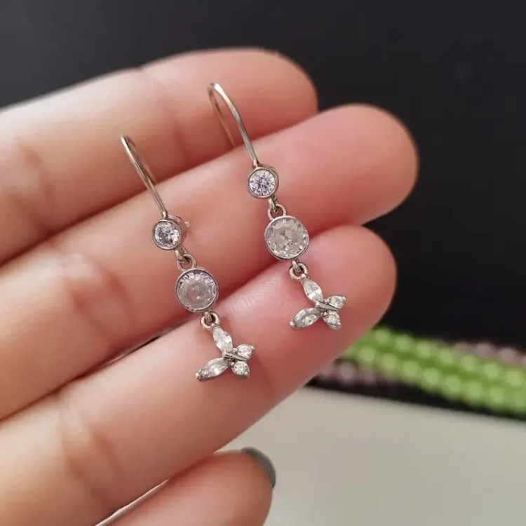 گوشواره نقره زنانه آویز عیار 925 طرح پروانه رنگ نقره ای