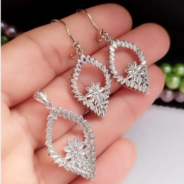 نیم ست نقره زنانه عیار 925 روکش طلا سفید تراش دار وزن 6.18 گرم