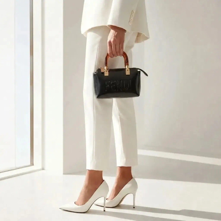 کیف پاسپورتی چرم مصنوعی زنانه ابعاد 19 در 12 در 8 سانتیمتر رنگ مشکی رسمی و مجلسی